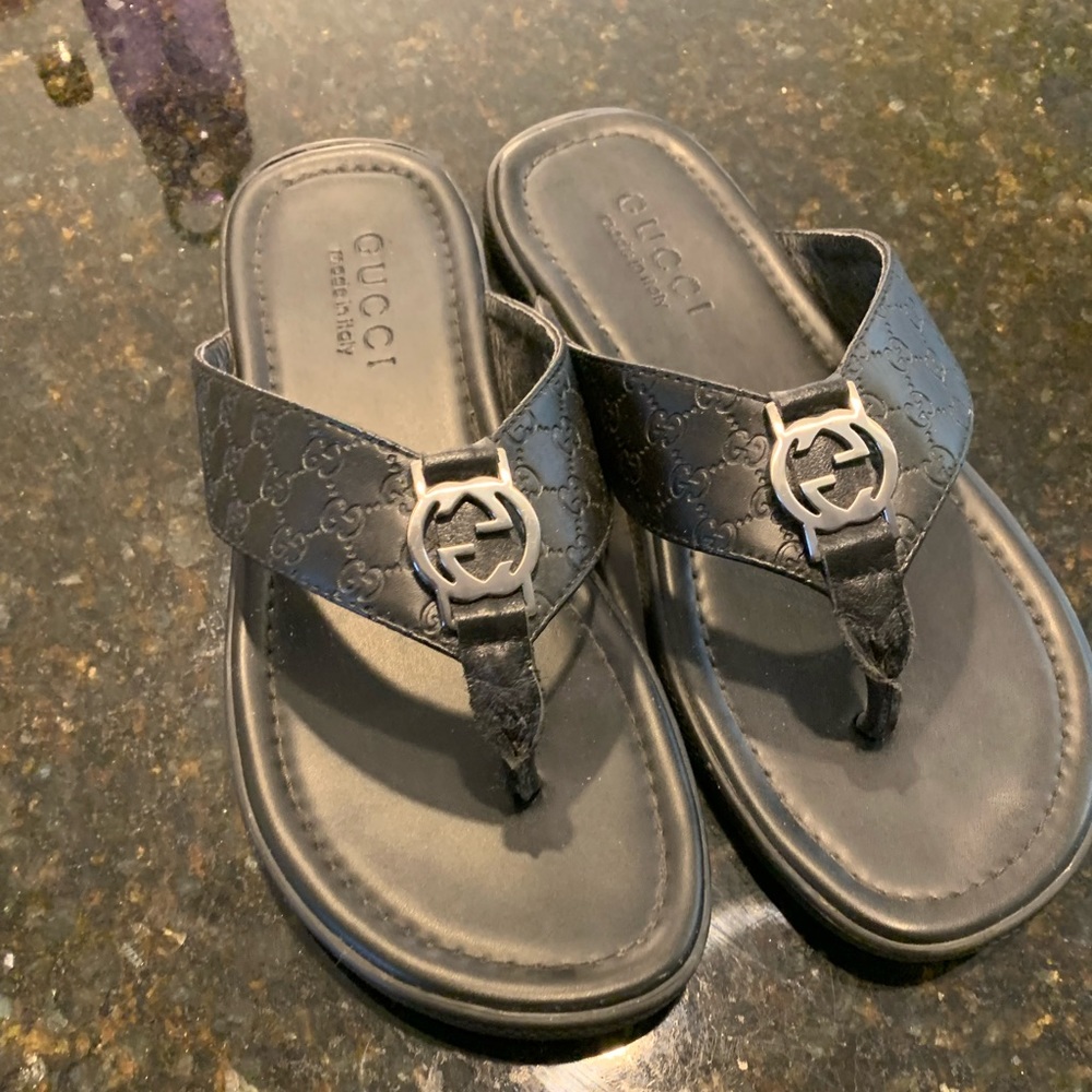 Men’s Gucci flip flop sandals